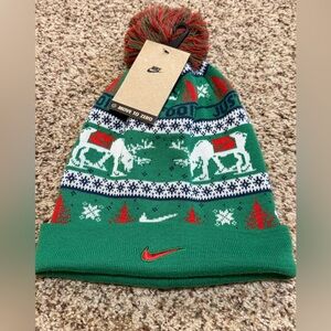 Nike Peak Winter Wonderland Adult Beanie Men’s Green Holiday Pom Christmas NWT